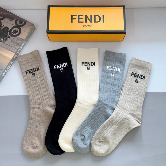 配包装 一盒5双 Fendi 芬迪 高品质超级爆款网红袜子双F硅胶字母长筒袜，Ins明星网红推荐火爆至极纯棉材质，轻薄柔软透气，四季通用，欧美大牌街头必备 - 点击图像关闭