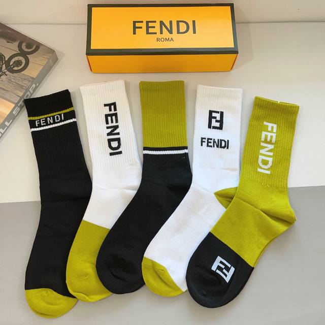 配包装 一盒5双 Fendi 芬迪 字母双Ｆ爆款男女款长筒小腿袜子，纯棉面料， 专柜同款 实用好穿 柔软透气，时尚百搭款，大牌出街。