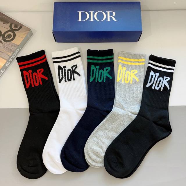 配包装 一盒5双 Dior 迪奥 新款男女同款长筒袜子！纯棉面料，火爆Ｄ字母图案，专柜同步袜子，大牌出街，潮人必备超百搭 - 点击图像关闭