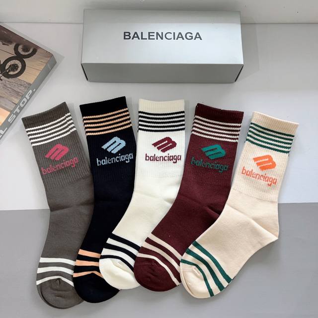 配包装 一盒5双 Balenciaga 巴黎世家高版本超级柔软长筒袜子潮人必不可少的时尚专柜代购长筒袜子 ，搭配起来超高逼格 时髦度爆表～～推荐推荐推荐～～必入