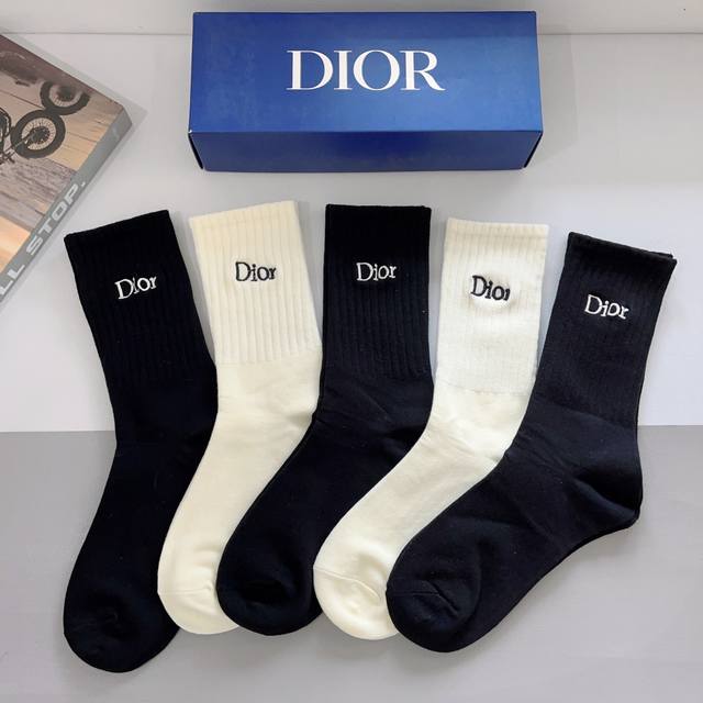 配包装 一盒5双 Dior 迪奥 超火爆刺绣小腿袜子 纯棉面料，潮人必备 经典长筒袜，个性时尚百搭款，你值得拥有哦超柔软材质，舒适透气，时尚百搭款