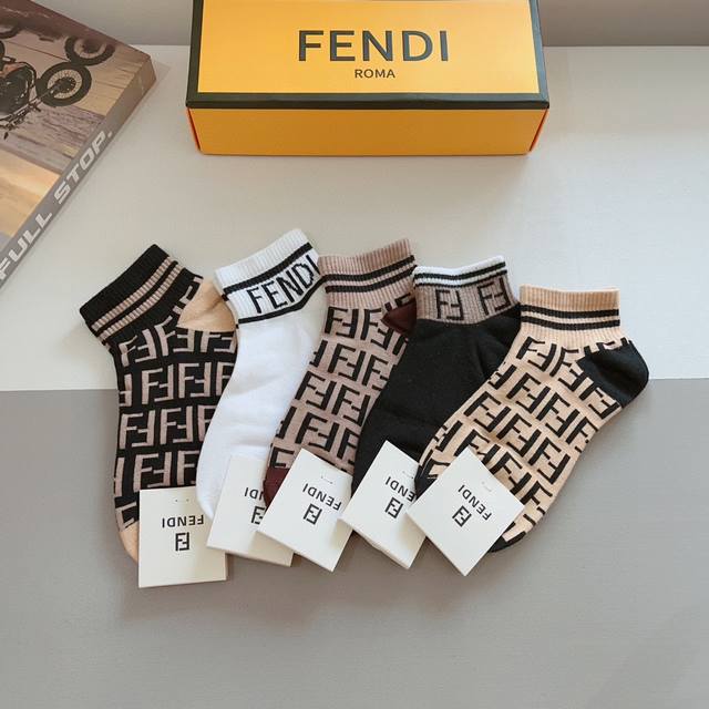 配包装 一盒5双 Fendi 芬迪 字母双Ｆ爆款中筒袜，纯棉面料， 专柜同款 纯棉面料，实用好穿 柔软透气，时尚百搭款，大牌出街。