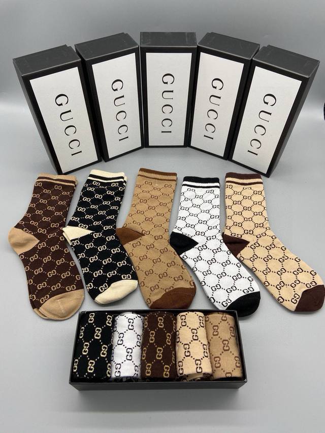 配包装 一盒五双 Gucci 古奇网红爆款出货~G家新品专柜对版袜子纯棉材质织造，超级柔软舒适，罗口经典金线双G，超级抢眼，Ins超火爆小单品，大牌出街，潮人必