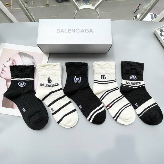 配包装 一盒五双 Balenciaga 巴黎世家 高品质好看到爆炸欧美大牌中筒袜男女款潮人必不能少的专柜代购品质中筒袜子 ，搭配起来超高逼格 时髦度爆表啊啊啊啊