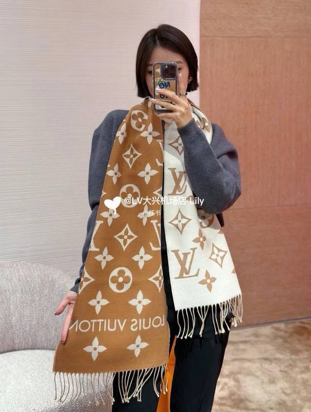 高端定制 Louis Vuitton L标识原版小围巾 原版1:1定制， Simply Lv 围巾将全幅经典 Monogram 图案瞩目放大，阐述路易威登设计传