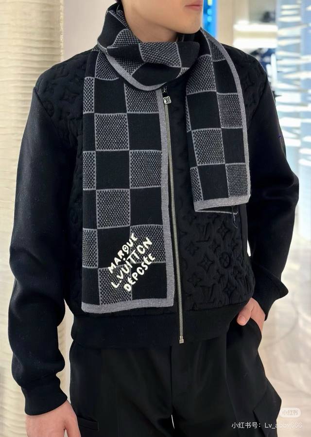 本款 Damier Heritage 绵羊毛围巾兼备舒适暖意与奢华气韵，亦借摩登笔触烘托典雅格调。标志性 Damier 图案融入创意总监 Pharrell Wi