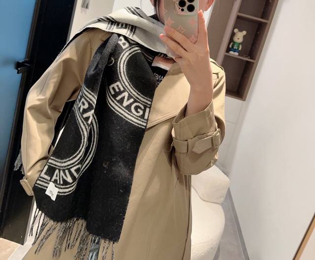 B家。2024秋冬新品！！看到了围巾的天花板巴宝莉Burberry！双面双色羊毛围巾圆环Logo设计 %棉羊毛柔软舒服口意大利产春天早晚凉凉 空调房都可以用！这