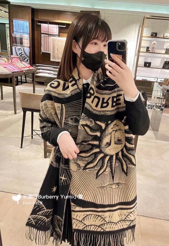 Burberry ｜ 天体独角兽围巾 格纹拼天体印花纯羊绒提花围巾 Ab版 尺寸：210Cmx45Cm 独角兽被视为一种普遍正面的象征。寓意爱情、幸 运、勇气、