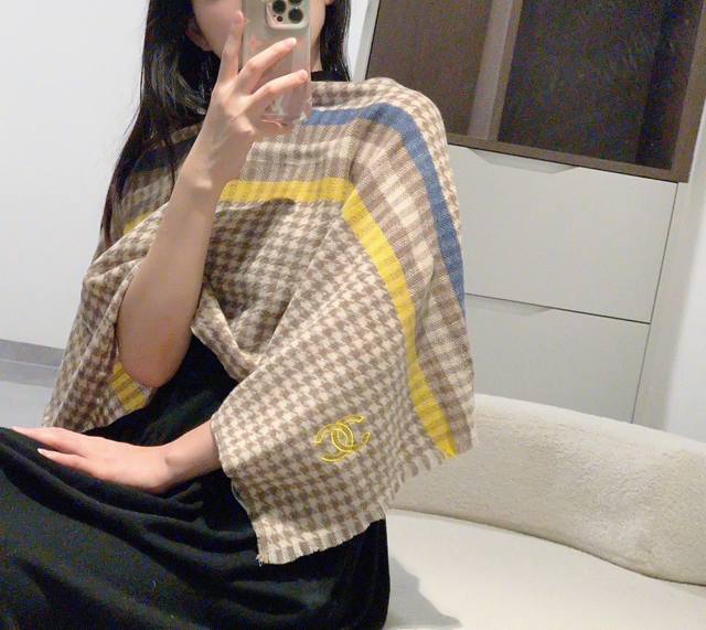 重磅推荐Chanel 香奈儿秋冬新品 小格纹色织羊绒轻缩围巾臻选上乘的山羊绒纤维，耗时耗力，再以清泉水浸泡涤荡，使羊绒纤维呈现出独特的蓬松质感，手感才如此细腻，