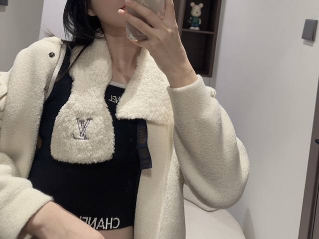 Only Lv Mini Comfy 围巾以柔软绵羊毛混纺浓缩经典廓形，于凛凛 寒冬围裹舒适暖意。Lv字母刺绣致意品牌传承，优雅设计尽显个性 魅力。70X13厘