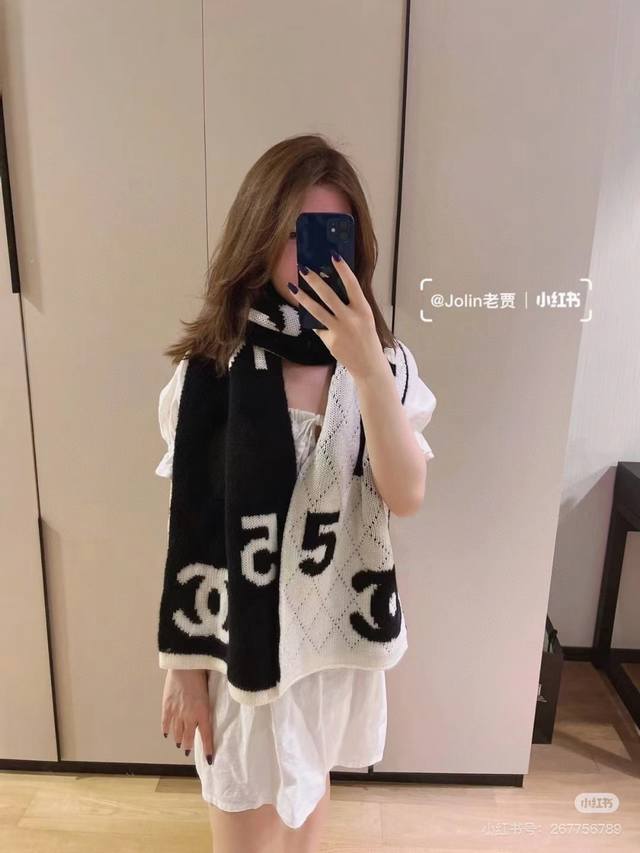 Chanel 香奈儿5号难得一见的针织单品，温柔配色，超级迷恋气质低调恬静又不失优雅 重点推荐一秒心动啊！！！高级，奢华！永恒！不是那种过眼云烟的款式！！！最大