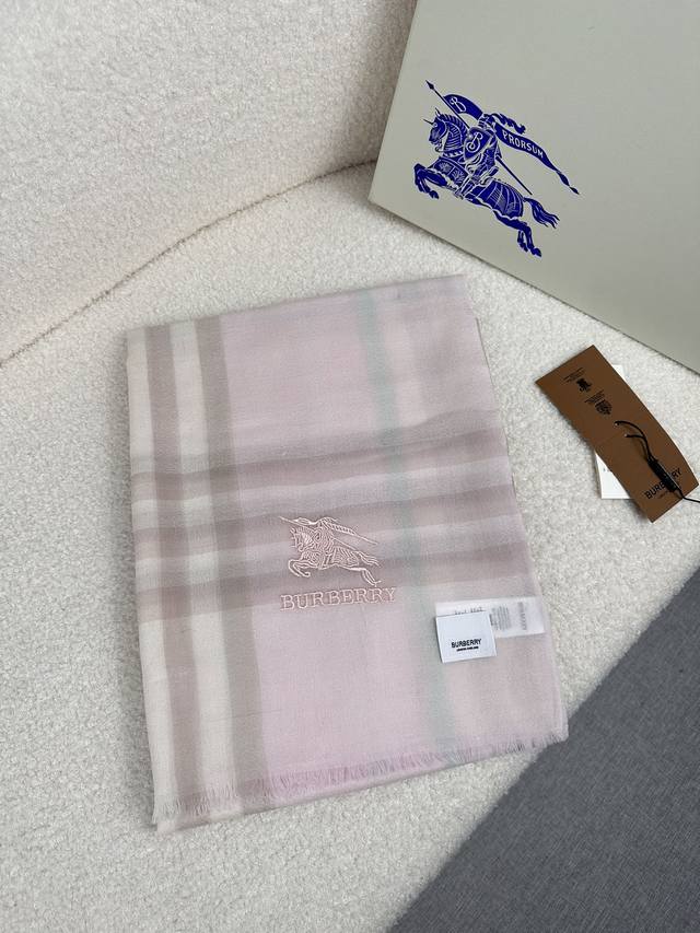 Burberry。 水栖羊绒300支超薄羊绒小格纹 皇室大B专柜货.来带你们见专柜出口时候的样子！感觉有了这款不会再爱了！高端经常进专柜的来来来！支持无限的验货