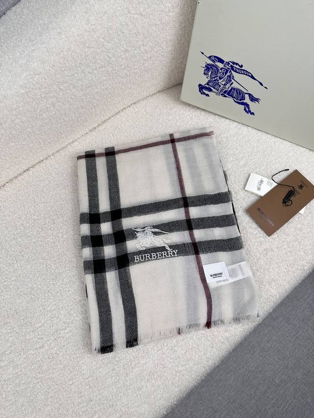 Burberry。 水栖羊绒300支超薄羊绒小格纹 皇室大B专柜货.来带你们见专柜出口时候的样子！感觉有了这款不会再爱了！高端经常进专柜的来来来！支持无限的验货