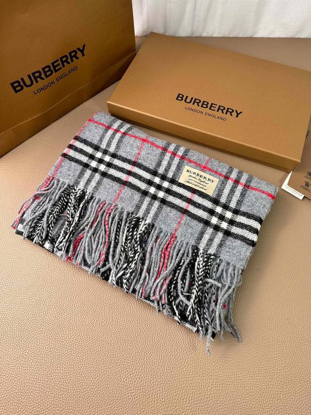 特价 。Burberry。永不过时的万年款，巴宝莉经典 大格披肩 品质手感好到不行！羊毛加羊绒！！高尖端产物！绝对令人尖叫的品质！时尚大牌的顶尖设计款..经典格 - 点击图像关闭