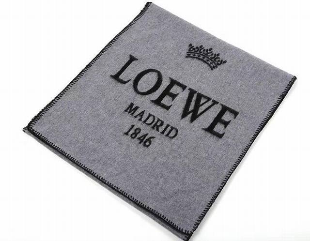 特价 。Loewe。 双面大字羊毛披肩长巾 时髦好看得要命！！这种一定要见好就收！吐老血推荐！！品质无敌非常厚实温暖！款式更不用多说，专柜最抢手的单品！ 纯粹的