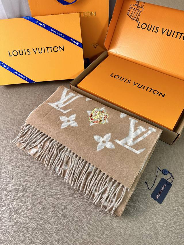 福利特价 。Lv。 刺绣版 Precious Dragon Lv Essential 围巾以品牌经典元素迎接农历新年。高原内蒙古原产羊毛融入 Monogram