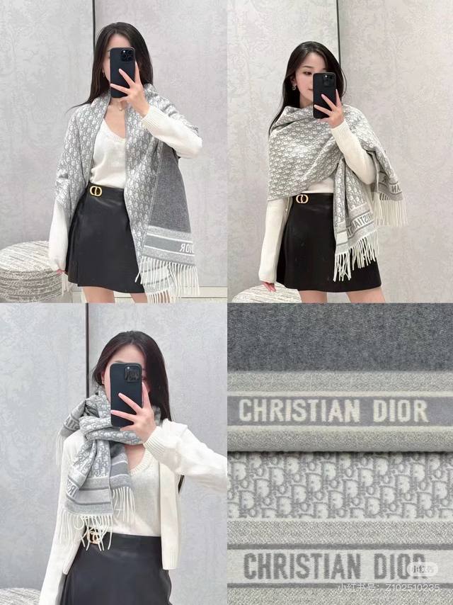 Dior双面流苏倾斜字母 45*200Cm 这款 Oblique 印花围巾重新诠释 Dior 经典标识，彰显现代精神。采用灰色山羊绒精心制作，双面设计，一面采用