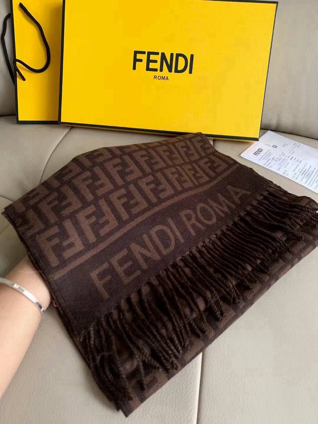 Fendi今年最火的围巾全世界都在抢的老花Ff字母款主打的限量大极品专柜也是有钱也很难买到的好玩意儿正儿八经的好东西，真材实料一模一样，这样的一条非常耗原料据说