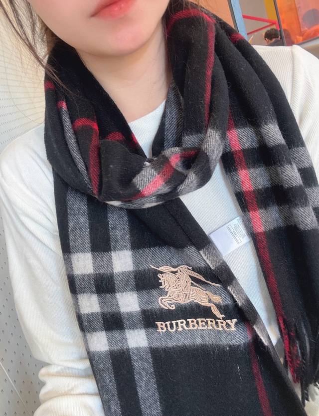 Burberry 巴宝莉怒推走量爆款经典战马格纹围巾重磅推荐 100%羔羊绒非常保暖 柔软亲肤，不扎脖万年经典格纹，搭配战马Logo刺绣，低调又不失奢华男女通用