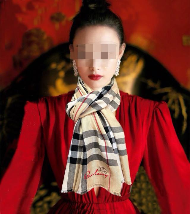 上新2009巴宝莉重磅推荐太美了火爆N年的格子，人人都喜欢时潮人都有好几条巴家围巾放在衣橱，换条围巾就足够让你有焕然一新的感觉。高端品质，不同折叠可以带出不同款