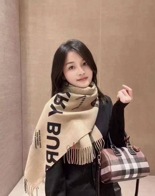 Burberry 双面两用标签印花羊绒围巾意大利制围巾，选用柔软羊绒面料制成。一面装饰 Burberry 格纹，另一面装饰标签印花，致敬品牌探索历史。其中的文字