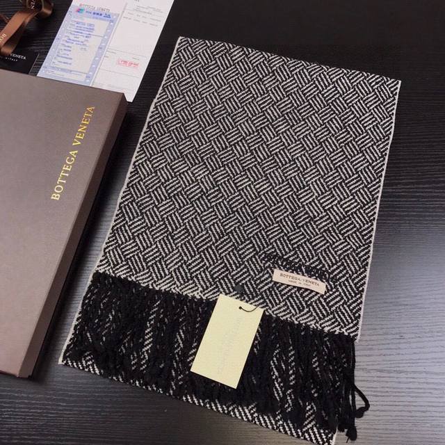 Bottega Veneta 葆蝶家 独家推出 秋冬新款男士围巾。含蓄细致是Bv的时装美学，因为懂得欣赏的人都具备自信优雅而终于自己的风格的个人特质整条披肩10