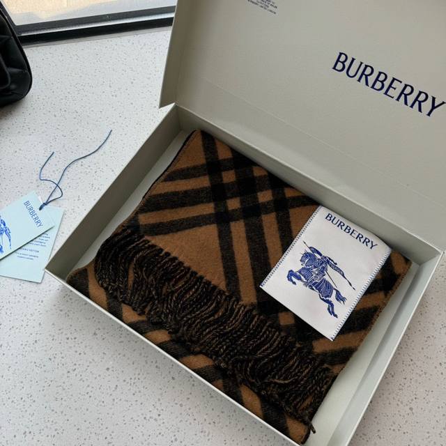 双面围巾 Burberry 巴宝莉格子围巾好看的要疯掉了，太有型太有魅力了非常斯文时尚的秋冬单品！真的很喜欢，非常Classical的男款设计。男人的东西少而精