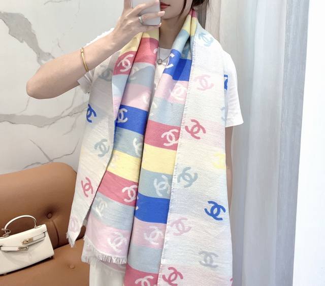 Chanel香奈儿彩虹围巾 Size：187 X 69 Cm 材质：66%羊绒 18%棉羊毛 12%桑蚕丝 2%金属镀膜纤维 2%棉纶 天花板了~ 这条彩虹围巾