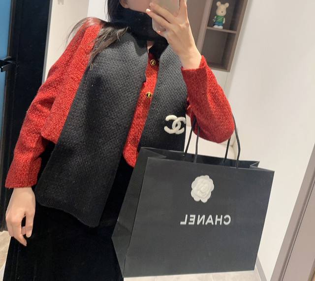 Chanel 香奈儿难得一见的针织单品，温柔配色，超级迷恋气质低调恬静又不失优雅 重点推荐一秒心动啊！！！高级，奢华！永恒！不是那种过眼云烟的款式！！！最大化提