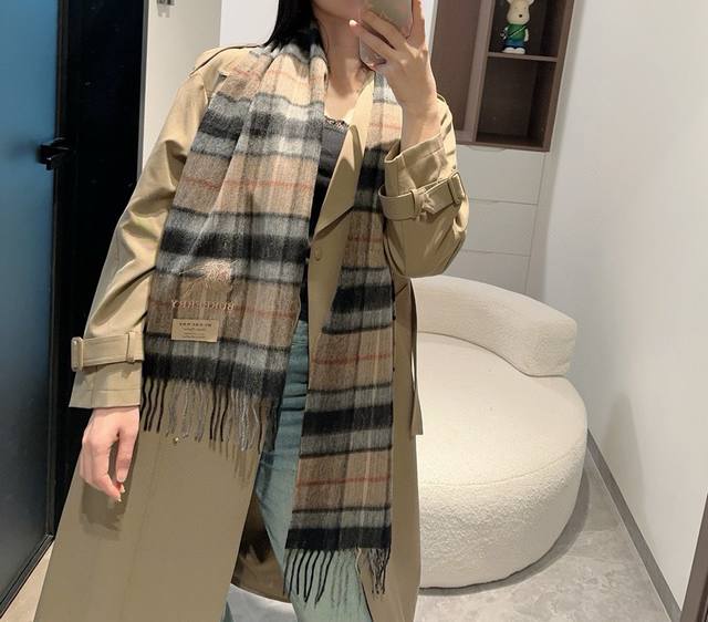 Burberry 巴宝莉双面围巾好看的要疯掉了，太有型太有魅力了非常斯文时尚的秋冬单品！真的很喜欢，非常Classical的男款设计 %羔绒，手感真的绝了上身效 - 点击图像关闭