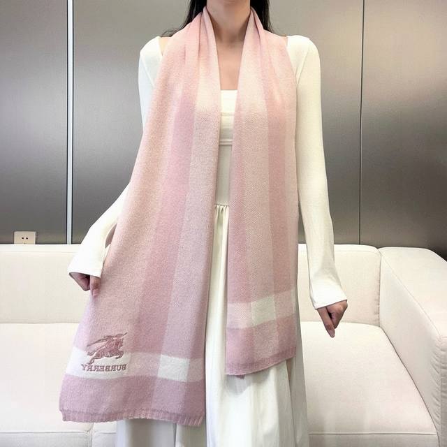 Burberry原单重磅推荐新款针织围巾 男女同款低调的奢侈感极品柔美精英高手级别的时髦感围巾这款巴宝莉羊绒提花围巾越看越爱，越看越时髦这种工艺和配色一看就知道