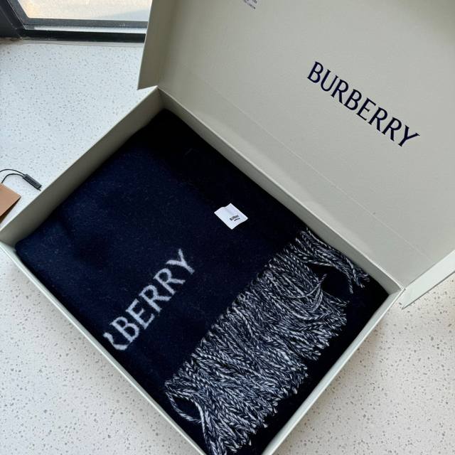 Burberry 巴宝莉新款双面羊绒围巾今年的B家真的是高端Level，重磅极品妥妥的家属福利我们的品质真的绝了，还是之前那个牛逼的渠道，唯一缺点就是数量少的可