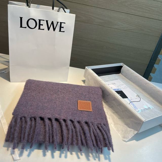 Loewe超美新款马海毛围巾！超级推荐入手！ 质感好货！罗意威主打的马海毛围巾~据说超难买哦！！打了好多次版！终于出货 最接近原版 进出专柜无压力做工非常精致，