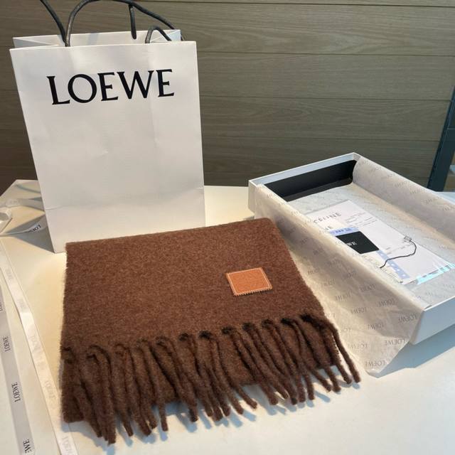 Loewe超美新款马海毛围巾！超级推荐入手！ 质感好货！罗意威主打的马海毛围巾~据说超难买哦！！打了好多次版！终于出货 最接近原版 进出专柜无压力做工非常精致，