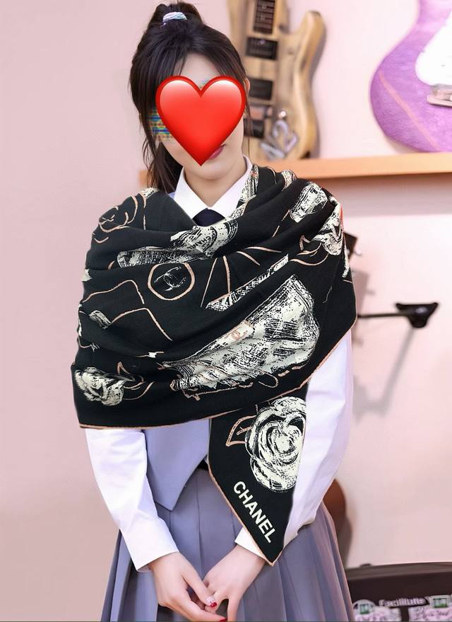 上新2025 香奈儿 太美了 双面同色 经典茶花帽子设计优雅风~气质到骨子里香奶奶新一季的面料超高级，真心超级柔软，丝丝顺滑韧性很强 不容易被轻易勾丝！今年新出