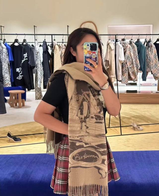 战马加厚高品质到了Burberry 匠心巨作 经典大格双面提花羊绒围巾一面是经典羊绒大格子，一面是战马图案 品牌首席创意总监Riccardo Tisci 最喜爱