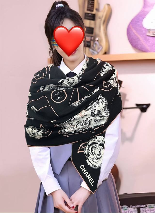 上新2025 香奈儿 太美了 双面同色 经典茶花帽子设计优雅风~气质到骨子里香奶奶新一季的面料超高级，真心超级柔软，丝丝顺滑韧性很强 不容易被轻易勾丝！今年新出