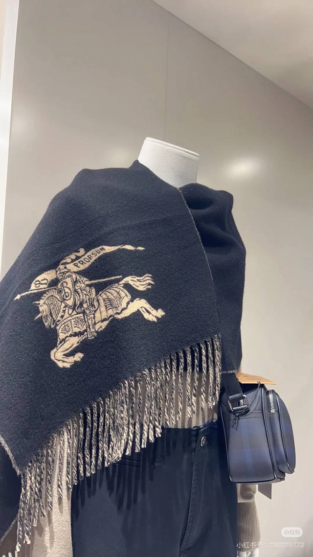 Burberry 巴宝莉新款双面羊绒围巾今年的B家真的是高端Level，重磅极品妥妥的家属福利我们的品质真的绝了，还是之前那个牛逼的渠道，唯一缺点就是数量少的可