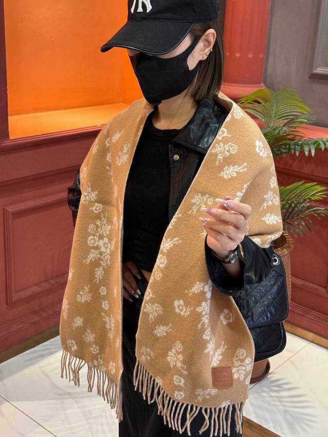 香奈儿 代工厂臻选上乘的超细羊绒纤维 进行纯手工精梳处理 耗时耗力 再以清泉水浸泡涤荡 使羊绒纤维呈现出独特的蓬松质感 手感才如此细腻 最后以考究压印与熨烫工艺