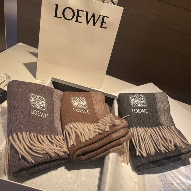 上新！Loewe 罗意威难得一见的温柔配色，低调又不失优雅 重点推荐双面配色，一条围巾两种风格搭配，高级舒适时髦气质，名小众，却大牌范十足，超级安利Loewe这