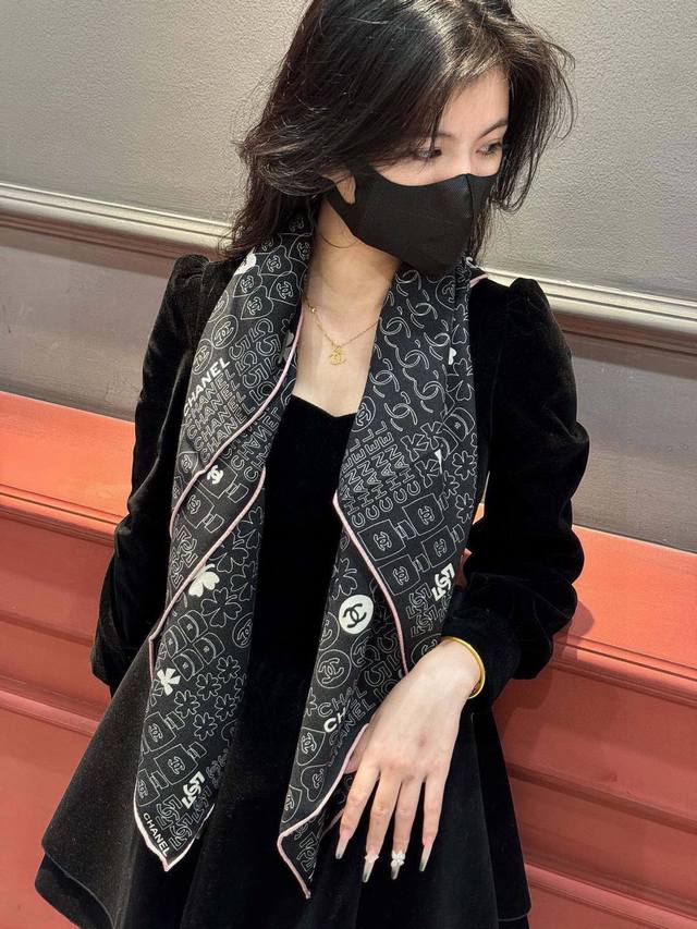 上新 2024Chanel 经典茶花优雅Coco风，Chanel最新菱格丝绒大方巾~气质到骨子里，香奶奶新一季的面料超高级，真心超级柔软，丝丝顺滑，韧性很强 不