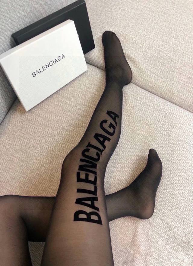 配包装 一盒一双 Balenciaga巴黎世家植绒字母丝袜 好看到爆炸 ，欧美大牌丝袜一比一高版本制作，可以看得到的工艺！ 潮人秋冬必备单品 ，搭配起来超高逼格