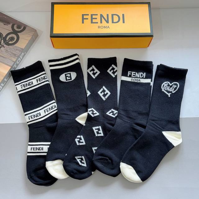 配包装 一盒5双 Fendi 芬迪 字母双Ｆ爆款小腿长筒袜，纯棉面料， 专柜同款 纯棉面料，实用好穿 柔软透气，时尚百搭款，大牌出街。