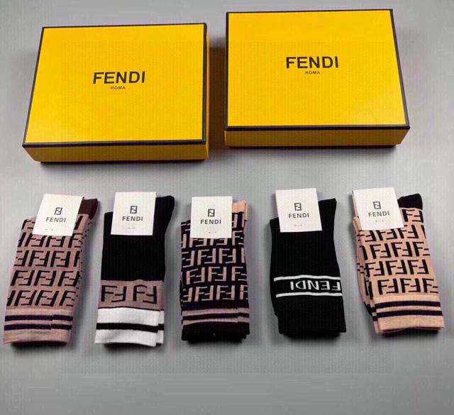 特 Fendi 芬迪老佛爷家经典中筒女款袜子 一盒五双 大F专柜同步，超级经典的双F标志，纯棉材质制造，透气舒适，超级Nice超火爆小单品，大牌出街，潮人必备超