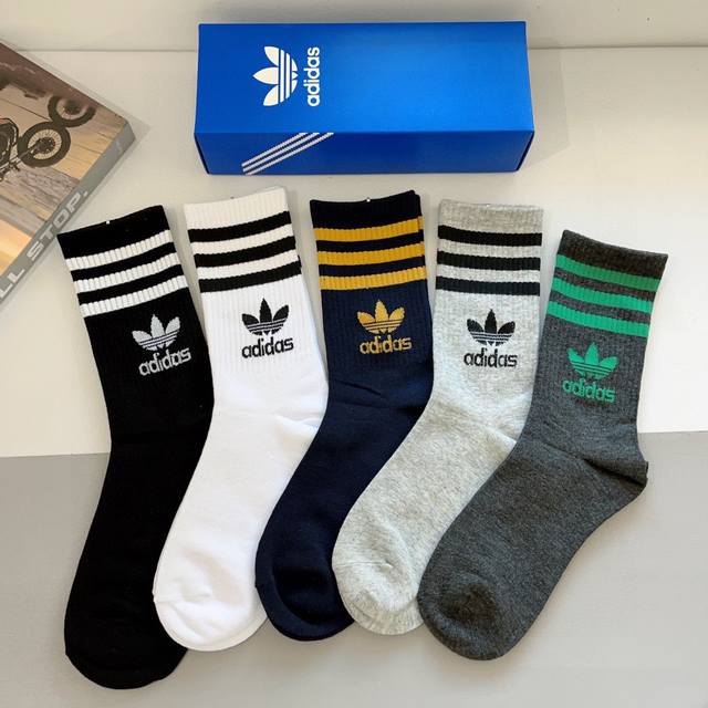 配包装 一盒5双 Adidas 阿迪达斯高端字母男女款长筒袜子，纯棉面料 经典字母Logo长筒袜，个性时尚百搭款，你值得拥有哦