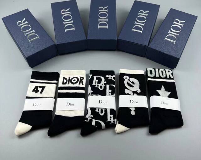 特 Dior 迪奥D家新品女款中筒袜子 一盒五双 纯棉材质，上脚柔软舒适，满满的老花经典Logo，炒鸡Nice大牌出街，潮人必备超好搭