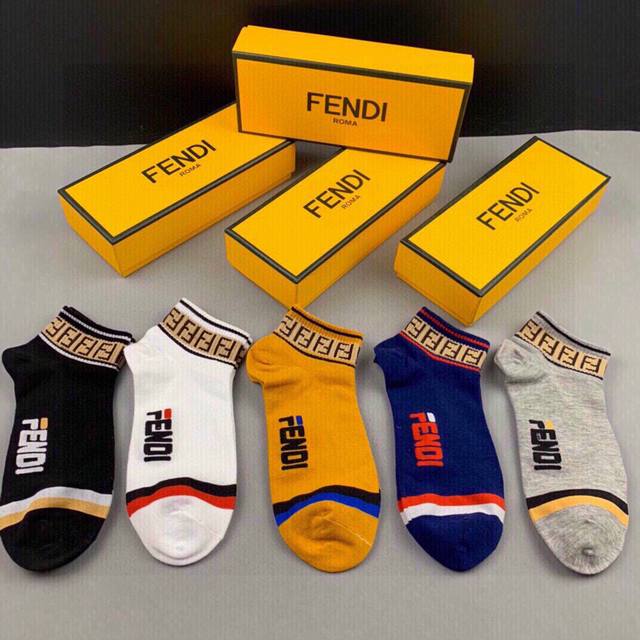 特 Fendi 芬迪大F经典袜子 一盒五双 罗口提花经典的双F标志，袜身Fendi字母标志，纯棉材质制造，透气舒适，超级Nice超火爆小单品，大牌出街，潮人必备 - 点击图像关闭