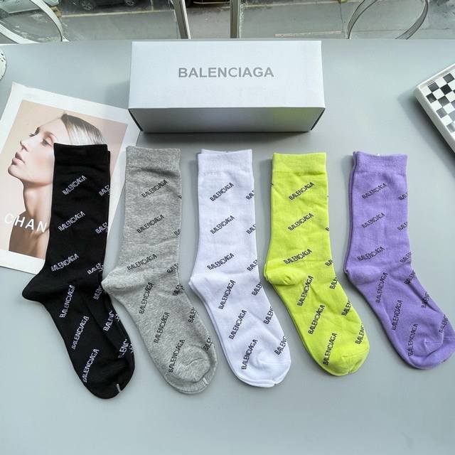 配包装 一盒五双 Balenciaga 巴黎世家 好看到爆炸欧美大牌高筒袜男女款潮人必不能少的专柜代购品质高筒袜子 ，搭配起来超高逼格 时髦度爆表啊啊啊啊～～推