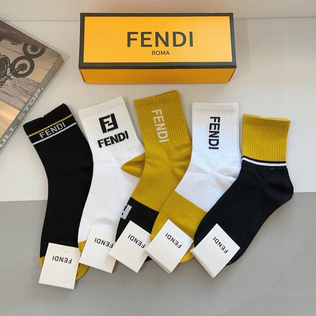 配包装 一盒5双 Fendi 芬迪 字母双Ｆ爆款中筒袜，纯棉面料， 专柜同款 纯棉面料，实用好穿 柔软透气，时尚百搭款，大牌出街。