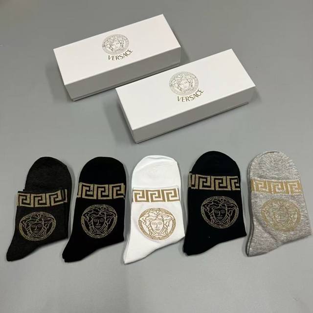 特 Versace 范思哲新品男款袜子 一盒五双 纯棉材质织造，超柔软舒适，提花经典美人头图标，完全彰显该品牌男士的低调奢华风格，Ins超火爆小单品，大牌出街，